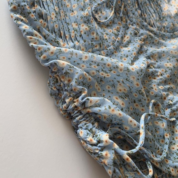 Floral Crop Top 🤍 - Picture 2 of 4